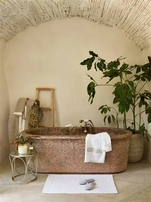 современная ванная комната с отдельно стоящей ванной и растениями