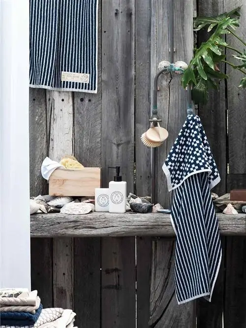 деревенская деревянная ванная комната