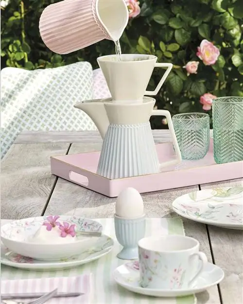 Стол для завтрака в саду