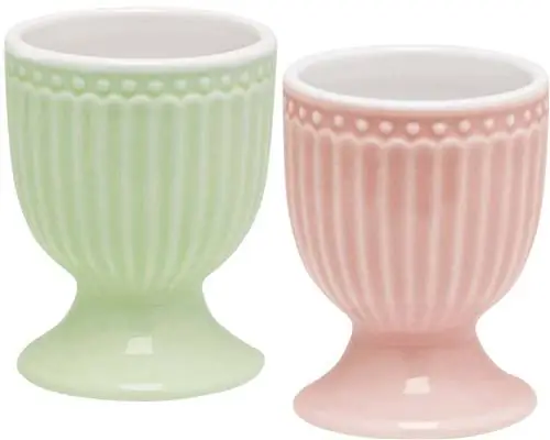 Стол для завтрака в саду