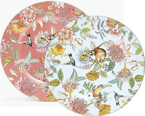 Стол для завтрака в саду