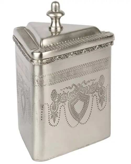 Стол для завтрака в саду