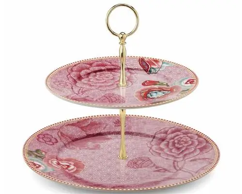 Стол для завтрака в саду