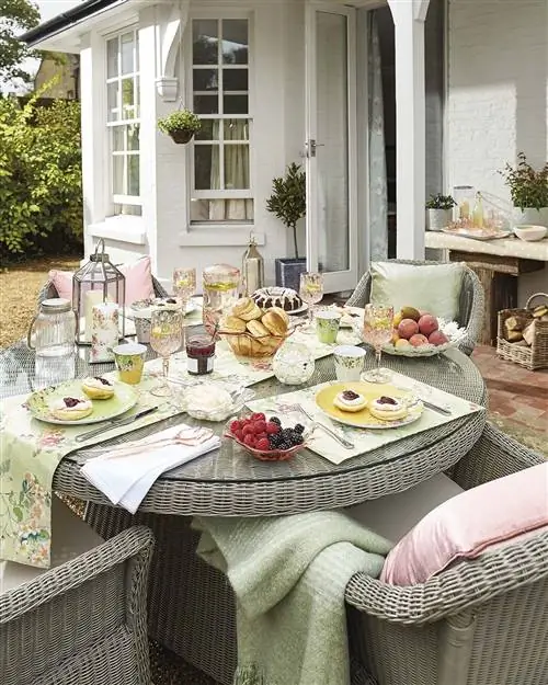 стол для завтрака в саду