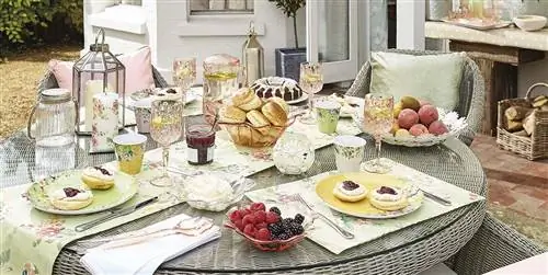 Завтракать всегда приятно, а в саду еще много чего