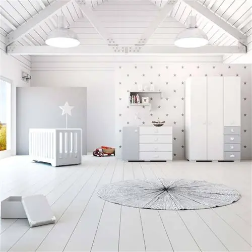 детская спальня с детской кроваткой в белом цвете со звездами