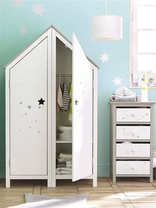 детский гардероб в виде домика
