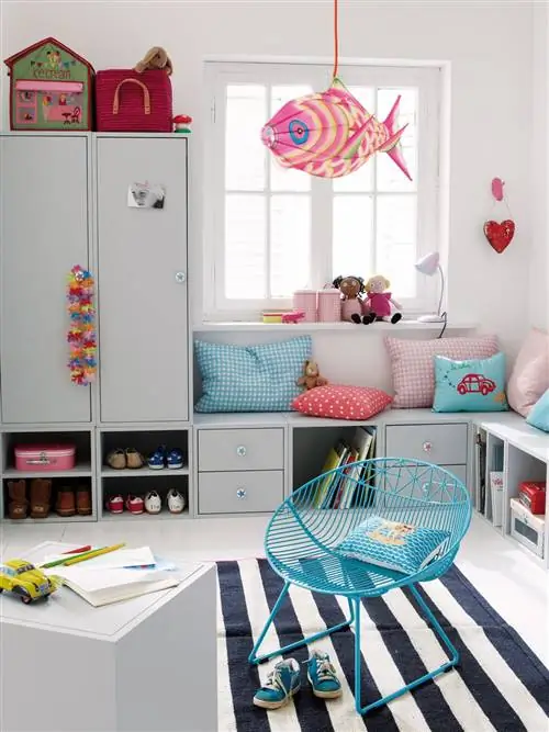 детская спальня со шкафами и скамейкой с выдвижными ящиками
