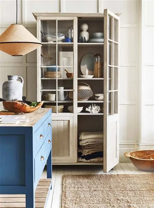 кухня с мебелью из переработанного дерева