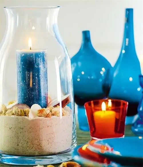 стеклянная ваза с песком и ракушками