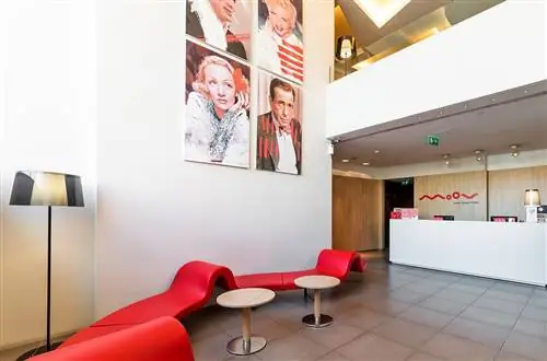 Лобби отеля Moov Porto Centro