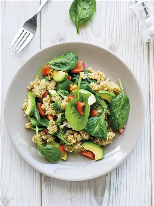 салат из киноа, шпината и авокадо