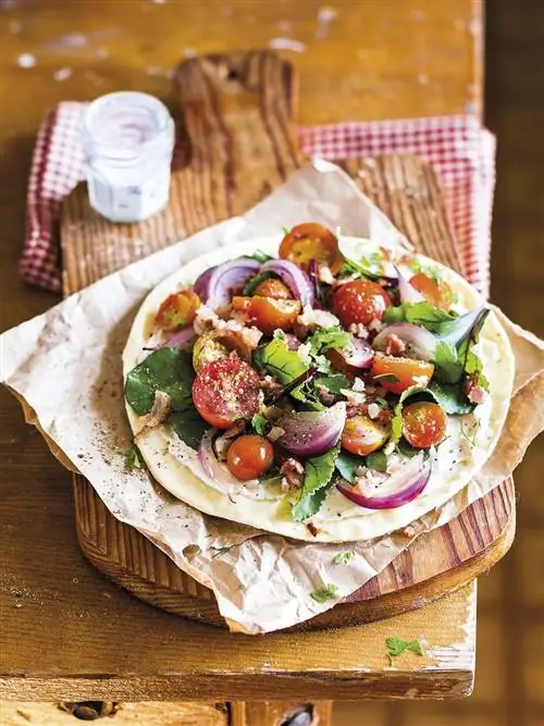 блинчик со шпинатом, помидорами и луком