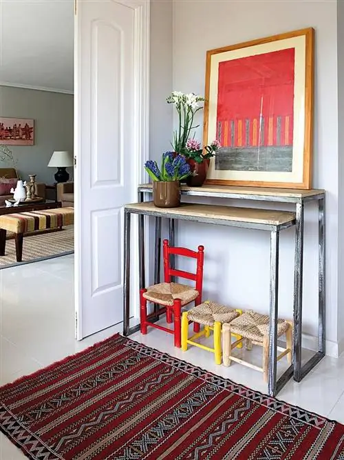 Мебель, Комната, Полка, Красный, Стол, Этаж, Дизайн интерьера, Желтый, Ковер, Стеллаж,