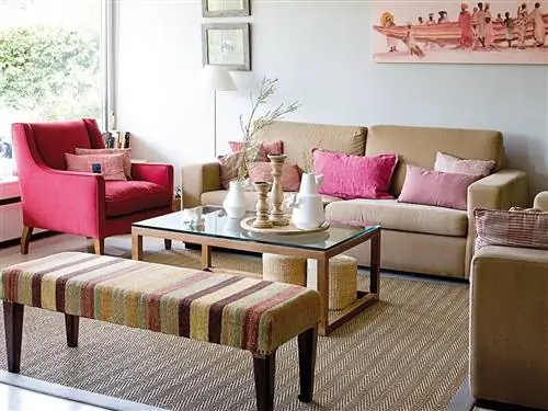 Мебель, Гостиная, Комната, Розовый, Журнальный столик, Дизайн интерьера, Стол, Недвижимость, Кушетка, студия диван,