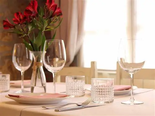 Бокалы для шампанского, Бокал для вина, Бокалы, Стекло, Ресторан, Питьевая посуда, Стол, Посуда, Комната, Дизайн интерьера,