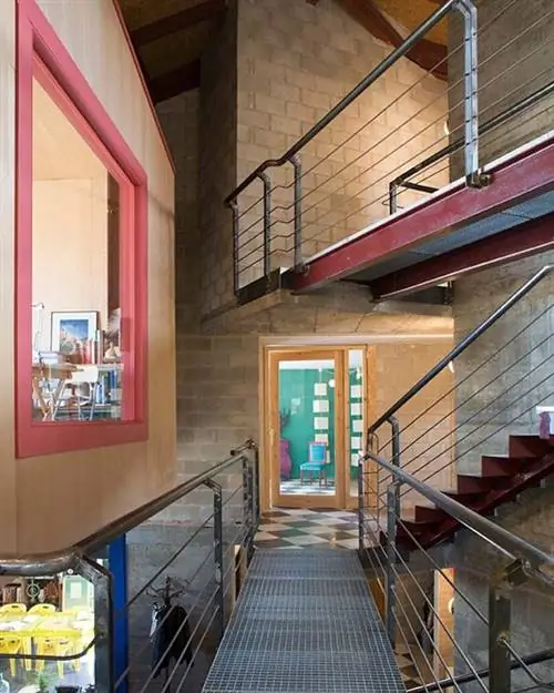 Лестница, Дизайн интерьера, Перила, Стена, Потолок, Утюг, Недвижимость, Светильник, Морилка, Металл,