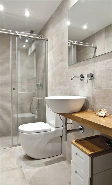 Современная бело-серая ванная комната со стеклянной перегородкой