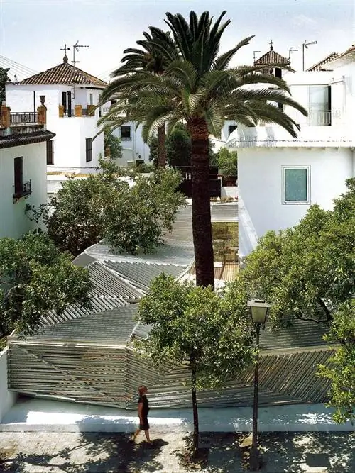 Окно, Дерево, Древесное растение, Недвижимость, Пальмоцветные, Жилой район, Характеристики воды, Уличный фонарь, Пальма, Гасиенда,