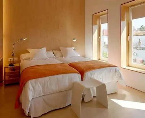 Дерево, Кровать, Освещение, Комната, Пол, Дизайн интерьера, Пол, Недвижимость, Текстиль, Стена,