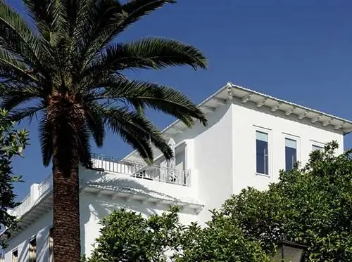 Недвижимость, Архитектура, Дерево, Недвижимость, Фасад, Пальмоцветные, Древесное растение, Ориентир, Лазурь, Пальма,