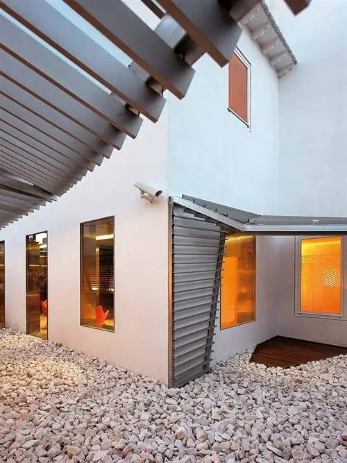 Недвижимость, Стена, Потолок, Недвижимость, Янтарь, Оранжевый, Бетон, Композитный материал, Материальное имущество, Дом,