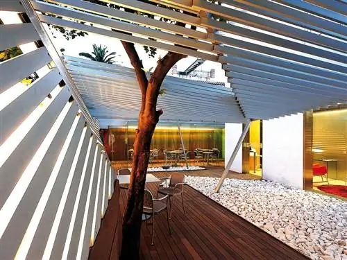 Дерево, Твердая древесина, Янтарь, Недвижимость, Потолок, Тень, Луч, Дизайн, Дневное освещение, Морилка,