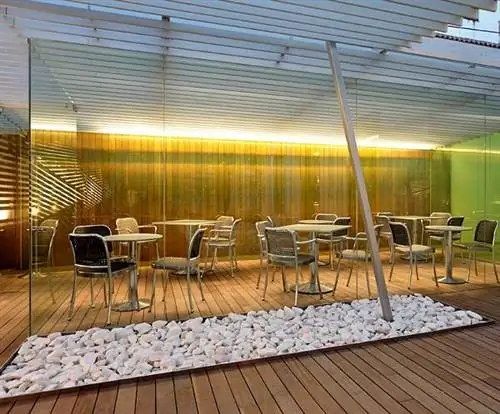 Мебель, Пол, Стул, Пол, Деревянный настил, Лиственных пород, Тень, Функциональный зал, Мебель для улицы, Ресторан,