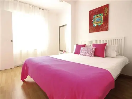 Спальня, Кровать, Простыня, Постельные принадлежности, Мебель, Комната, Недвижимость, Розовый, Дизайн интерьера, Каркас кровати,