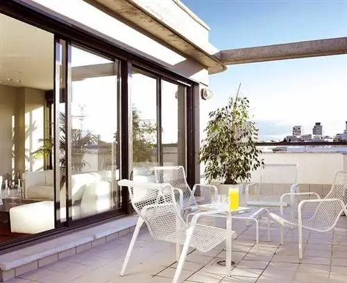 Недвижимость, Комната, Мебель, Недвижимость, Дизайн интерьера, Этаж, Стол, Дом, Стекло, Светильник,