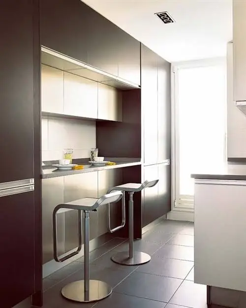 Комната, Этаж, Дизайн интерьера, Пол, Потолок, Стекло, Светильник, Шкаф, Серый,