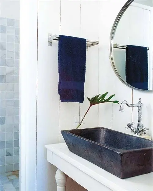 Синий, Стена, Светильник, Плитка, Дизайн интерьера, Сантехника, Композитный материал, Сантехника, Зеркало, Прямоугольник,