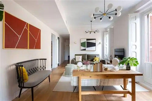 гостиная с современным декором и современными картинами