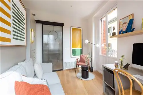 офис современного дизайна, украшенный цветом