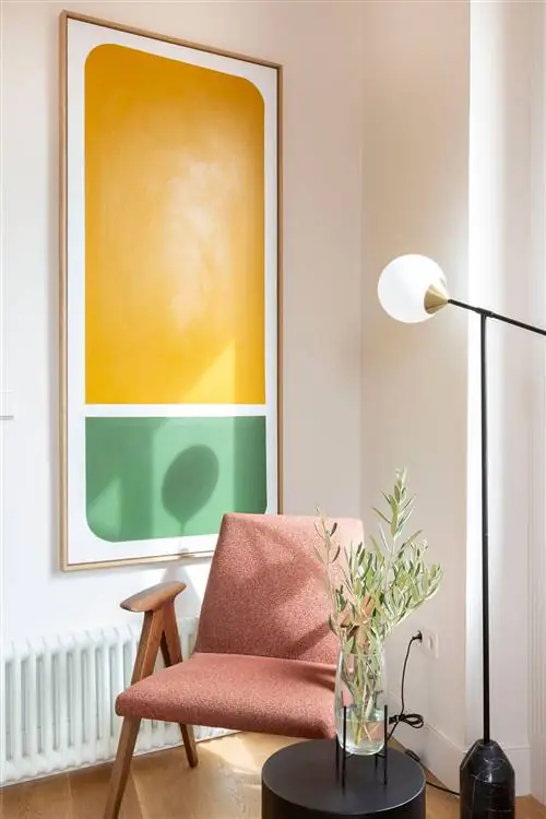 кресло современного дизайна с обивкой коричневого цвета