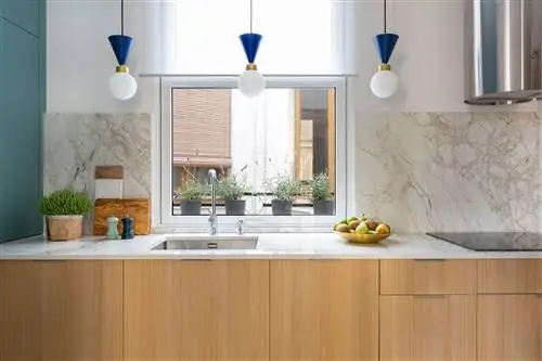 кухня современного дизайна с мраморной столешницей и фасадом и зелеными шкафами