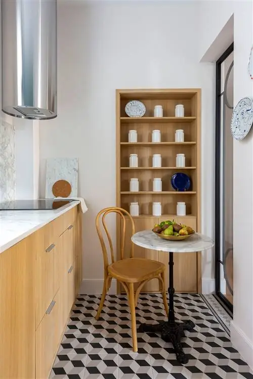 офис в винтажном стиле с мраморным столом и черной конструкцией из кованого железа