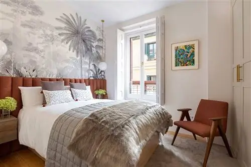 спальня в современном стиле с обоями из серой пальмы и коричневым изголовьем