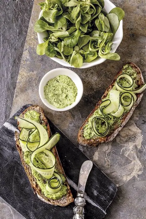 тост с кресс-салатом и огурцом