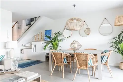 открытая столовая, оформленная в серых тонах с использованием натуральных волокон