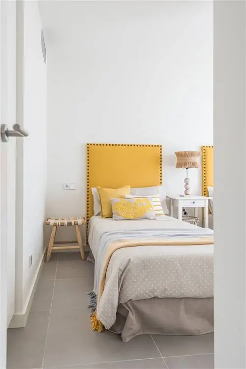 односпальные кровати с заклепками изголовья желтого цвета с мягкой обивкой