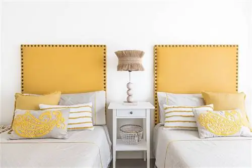 односпальные кровати с заклепками изголовья желтого цвета с мягкой обивкой