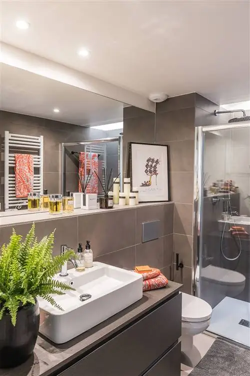 ванная комната с серой плиткой и душевой кабиной