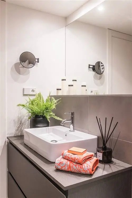 серая тумба под умывальник в тон плитке