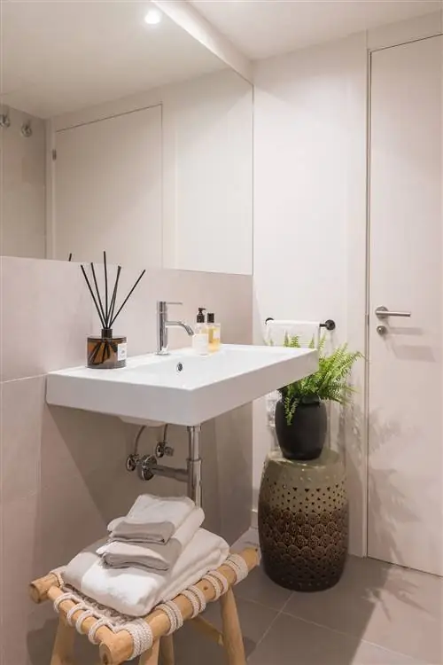 стул из дерева и веревки рядом с раковиной