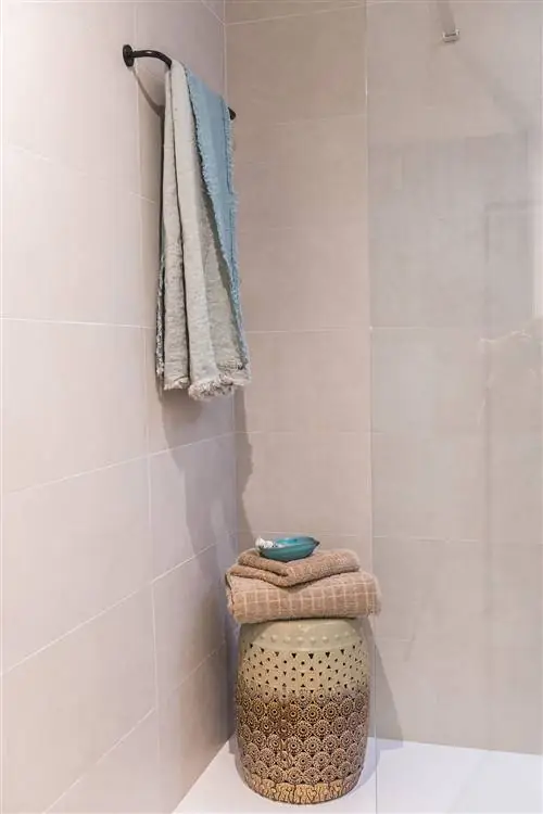 душевая кабина с табуреткой