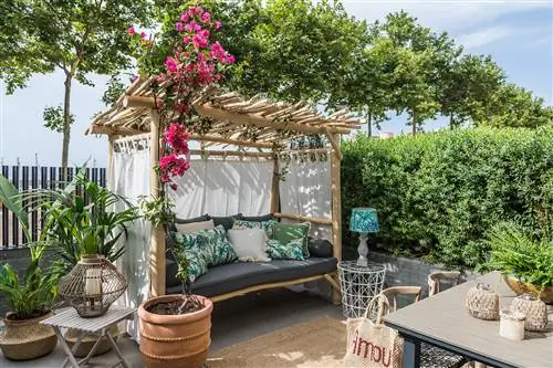 терраса с деревянной скамейкой и столовая на открытом воздухе, украшенная растениями