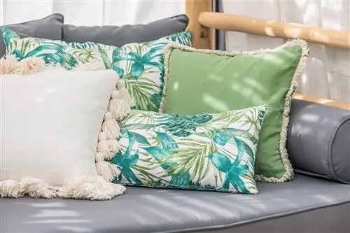 подушки с ботаническими принтами в зеленых тонах