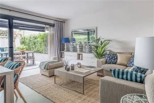 гостиная с выходом на террасу, оформленная в нейтральных тонах с использованием натуральных волокон