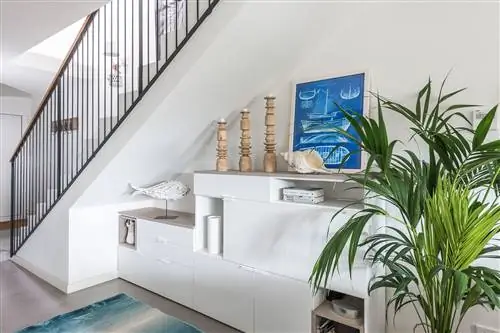 белый комод под лестницей